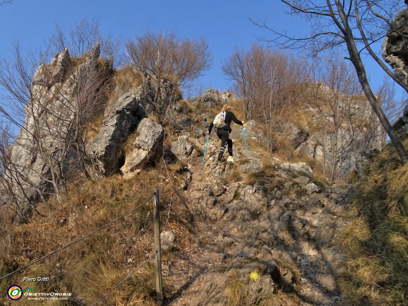 38 In decisa salita per cima Monte Zucco.JPG
